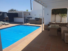 FUN FAMILY VILLA-CRAZY GOLF COURSE-HEATED POOL-COCKTAIL BAR-JACUZZI-GAMES ROOM-WIFI &UK TV, Puerto Del Carmen